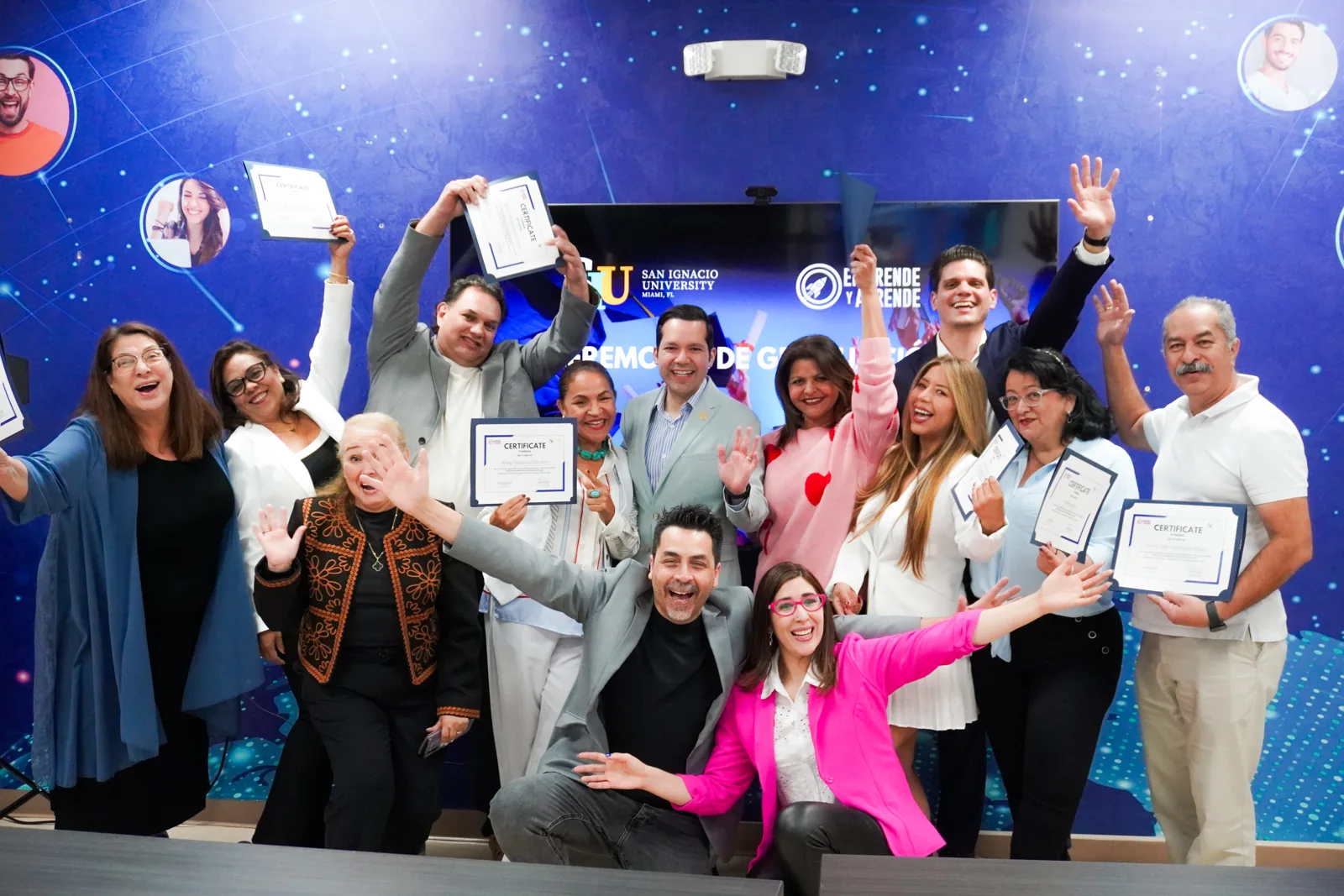 Ceremonia de graduación — alumnos de Emprende y Aprende con sus certificados en San Ignacio University