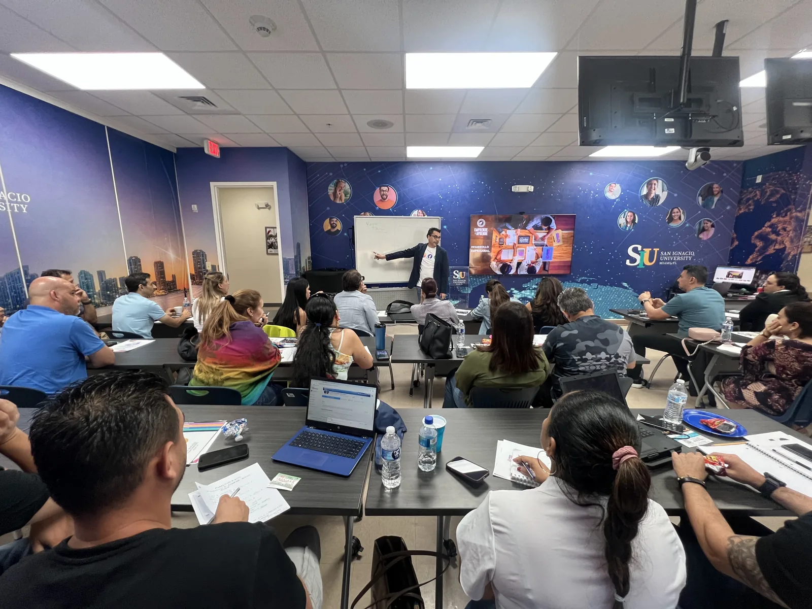 Capacitación con laptops en SIU